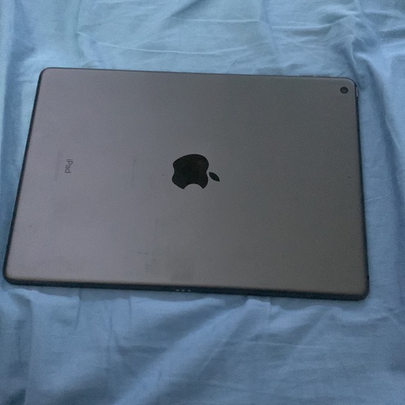 New iPad no scratches or cracks Doesn’t come with a charger used one time